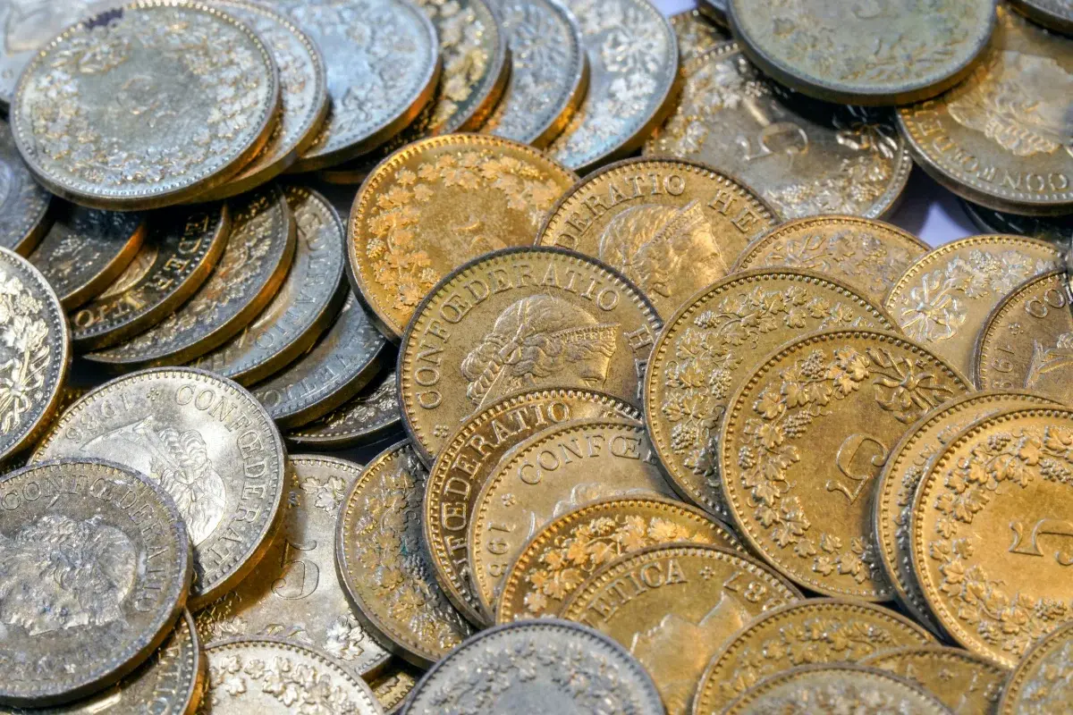 Schweizer Münzen als Symbol für Immobilieninvestitionen über eine AG