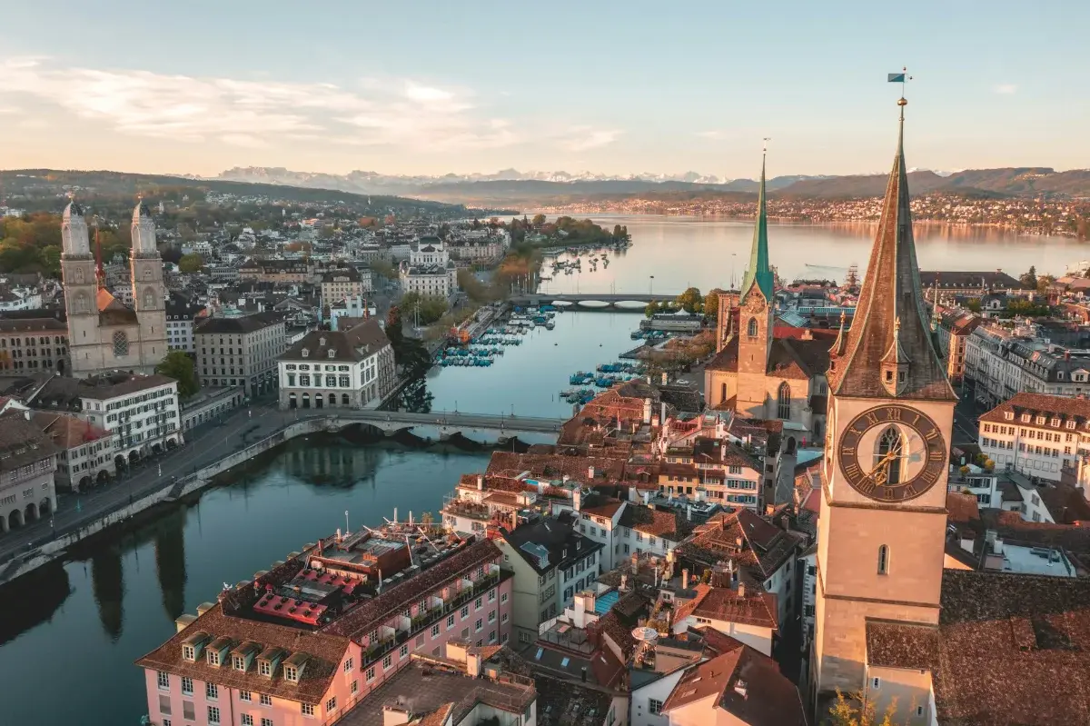 Luftaufnahme von Zürich mit Limmat und Altstadt — AG kaufen in Zürich